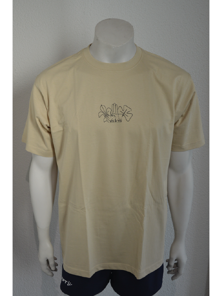 Beiges Pfadishirt vis-à-vis